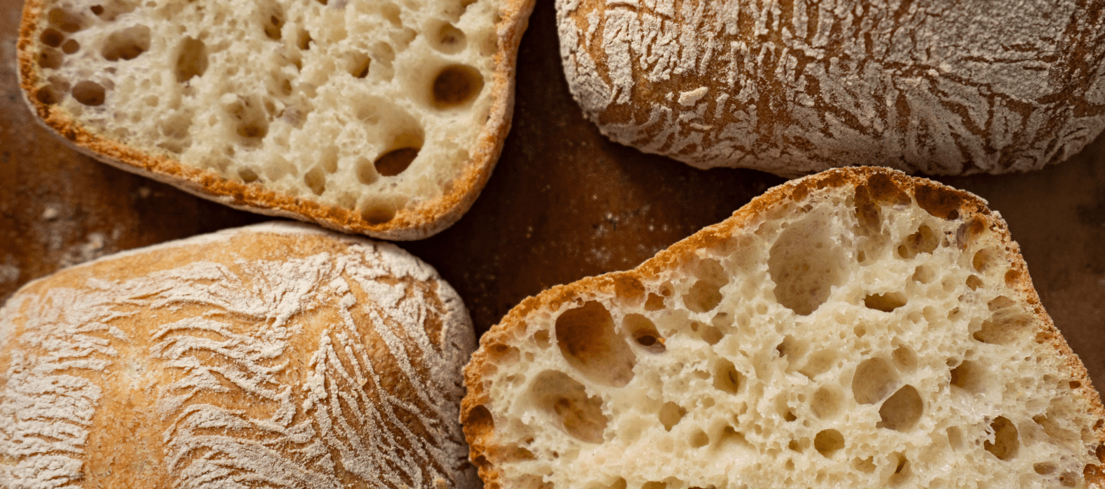 Corte de um pão artesanal mostrando os alvéolos (bolhas internas).