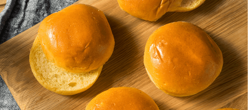 Pão brioche artesanal dourado bancada de cozinha de uma hamburgueria